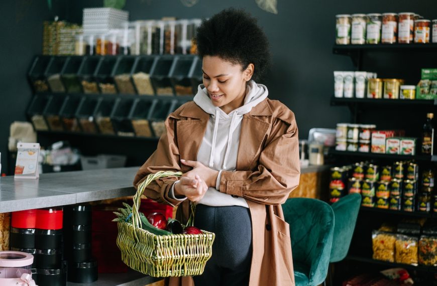 woman doing her groceries